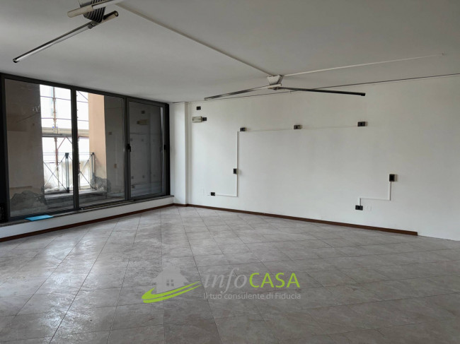 Locale commerciale in affitto a Ala