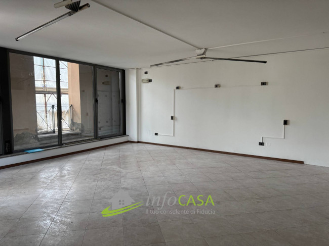Locale commerciale in affitto a Ala