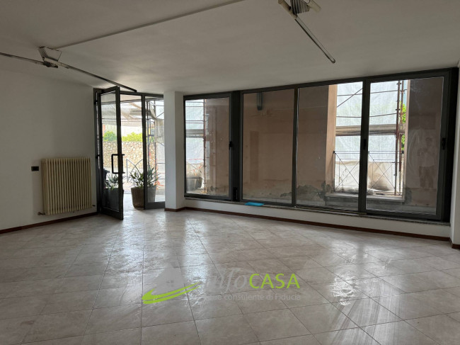 Locale commerciale in affitto a Ala