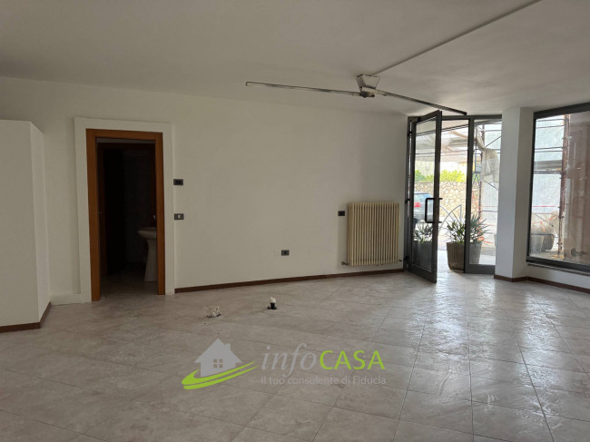 Locale commerciale in affitto a Ala