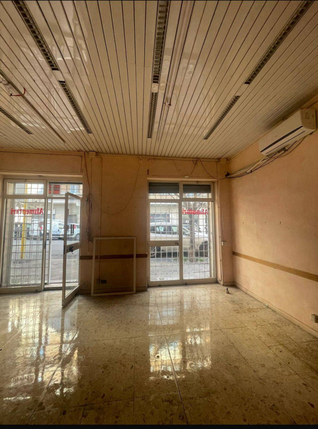 Locale commerciale in affitto a Roma Appio Latino