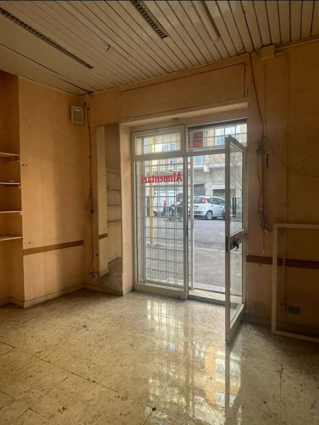 Locale commerciale in affitto a Roma Appio Latino