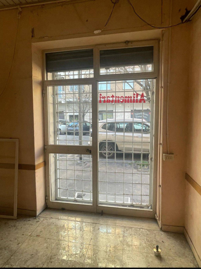 Locale commerciale in affitto a Roma Appio Latino