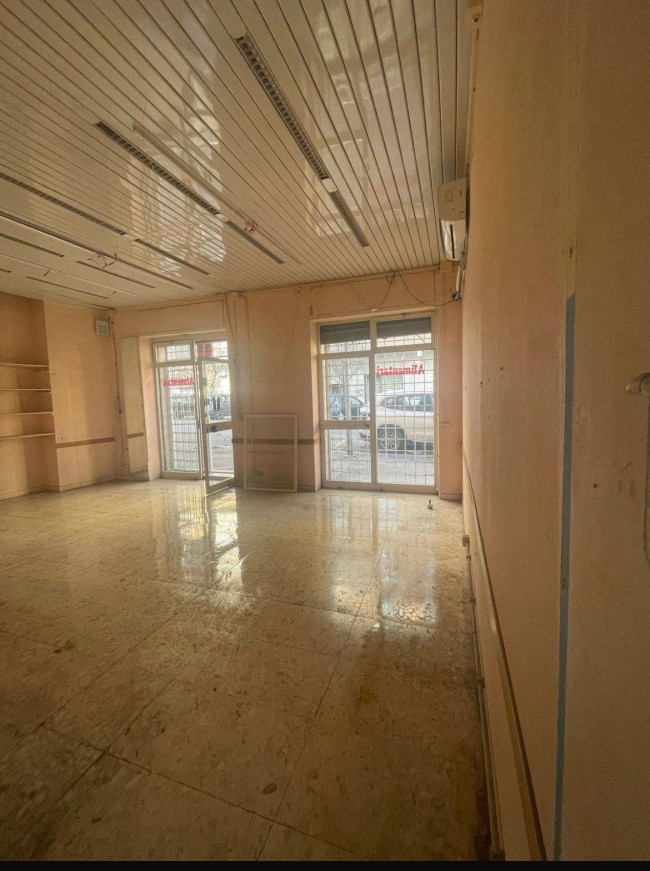 Locale commerciale in affitto a Roma Appio Latino
