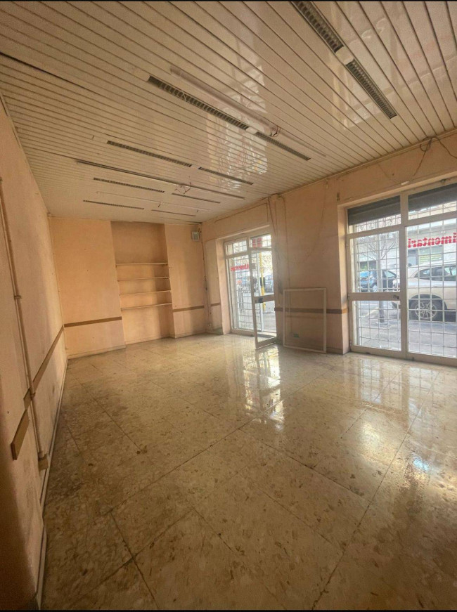 Locale commerciale in affitto a Roma Appio Latino