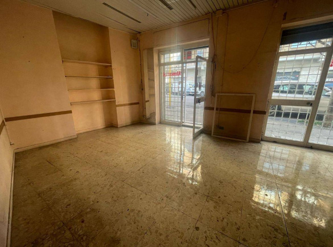 Locale commerciale in affitto a Roma Appio Latino