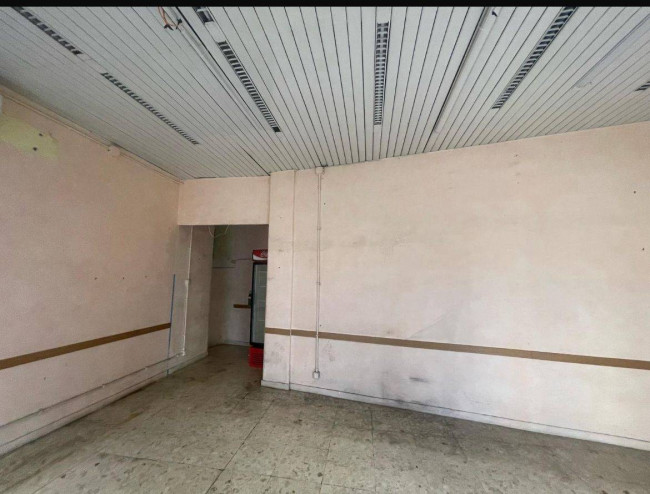 Locale commerciale in affitto a Roma Appio Latino