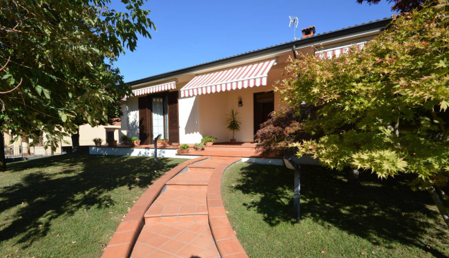 Villa in vendita a Sommo