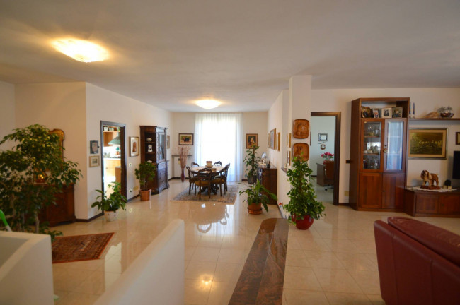 Villa in vendita a Sommo