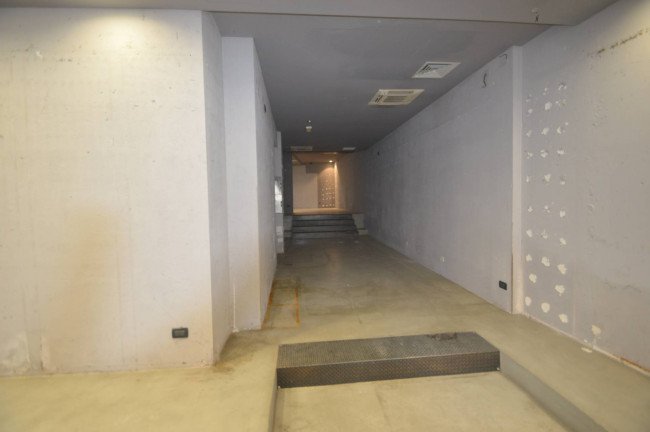 Locale commerciale in vendita a Pavia