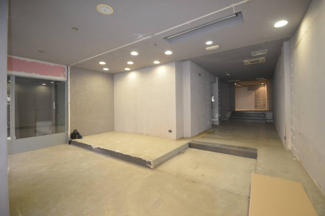 Locale commerciale in vendita a Pavia