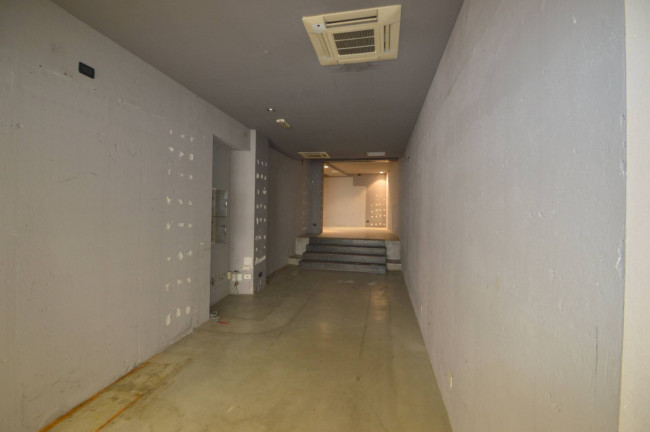 Locale commerciale in vendita a Pavia