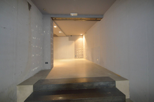 Locale commerciale in vendita a Pavia