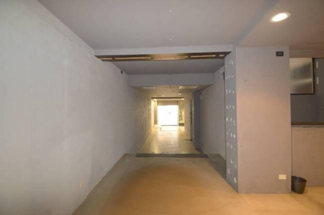 Locale commerciale in vendita a Pavia