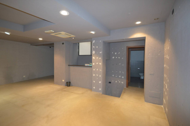 Locale commerciale in vendita a Pavia