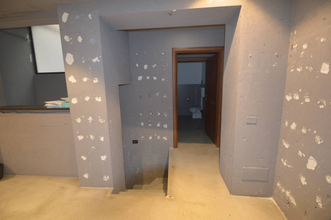 Locale commerciale in vendita a Pavia