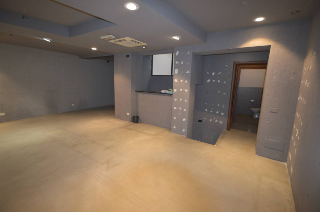 Locale commerciale in vendita a Pavia