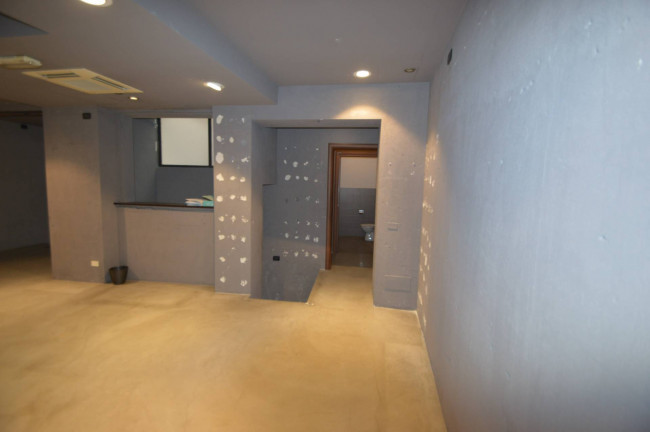 Locale commerciale in vendita a Pavia