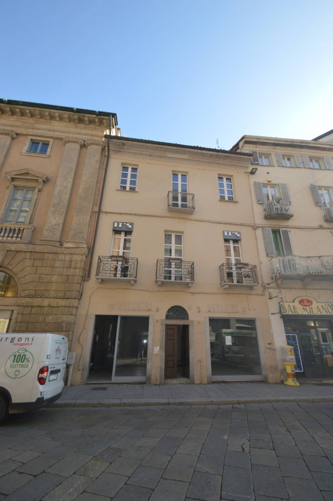 Locale commerciale in vendita a Pavia