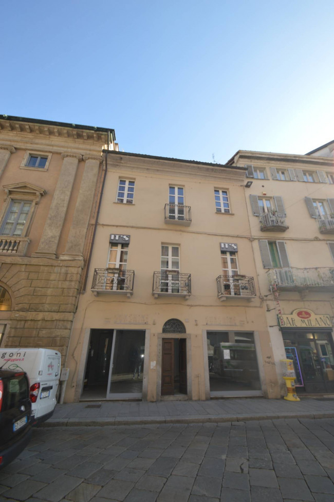 Locale commerciale in vendita a Pavia