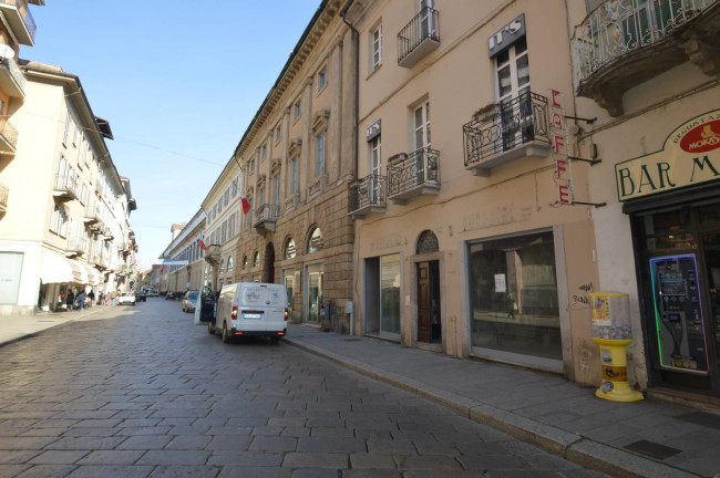 Locale commerciale in vendita a Pavia