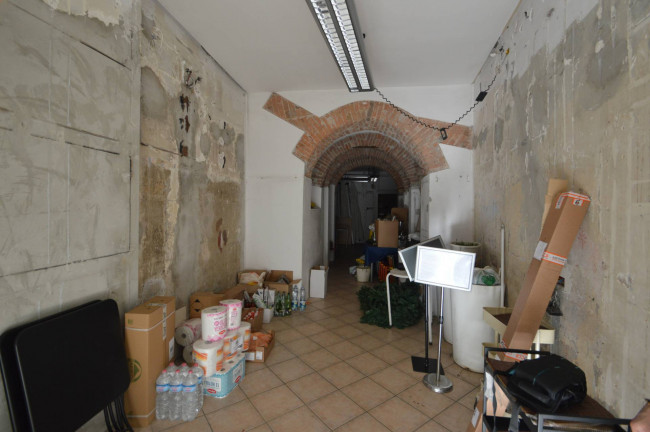 Locale commerciale in affitto a Pavia