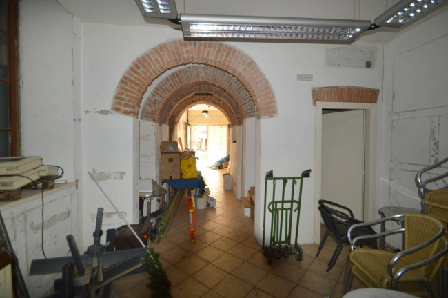 Locale commerciale in affitto a Pavia
