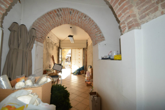 Locale commerciale in affitto a Pavia