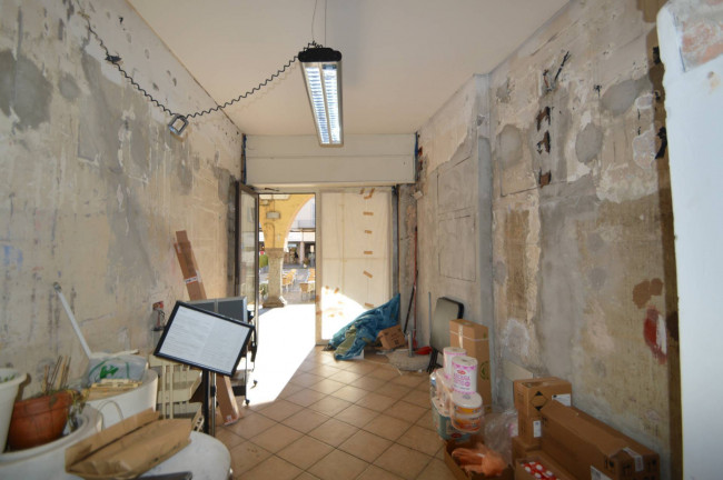 Locale commerciale in affitto a Pavia