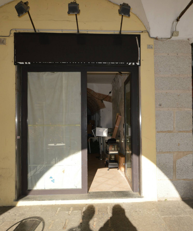 Locale commerciale in affitto a Pavia