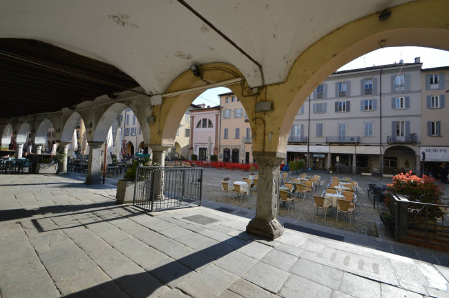 Locale commerciale in affitto a Pavia