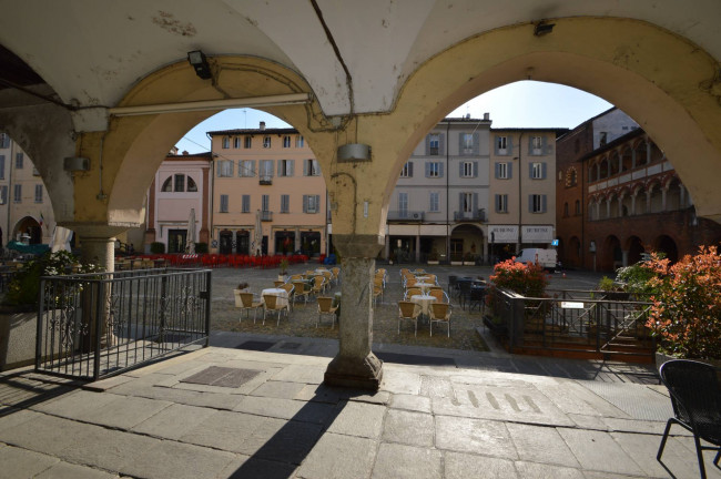 Locale commerciale in affitto a Pavia