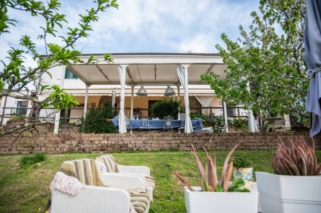 Casale in Vendita a Collesalvetti