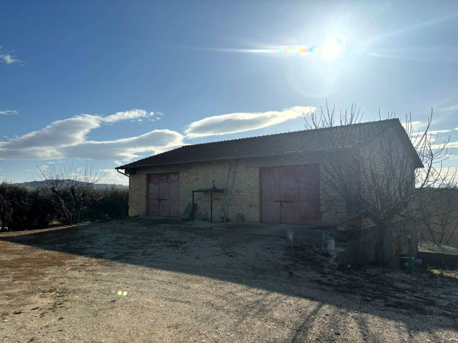 Casale in vendita a Montecosaro