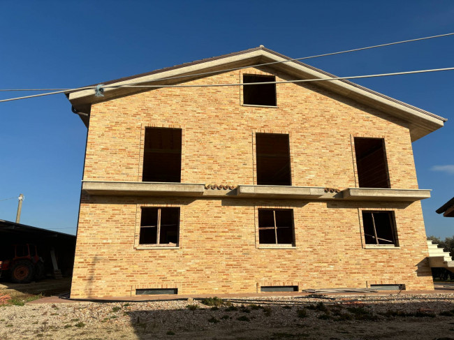 Casale in vendita a Montecosaro