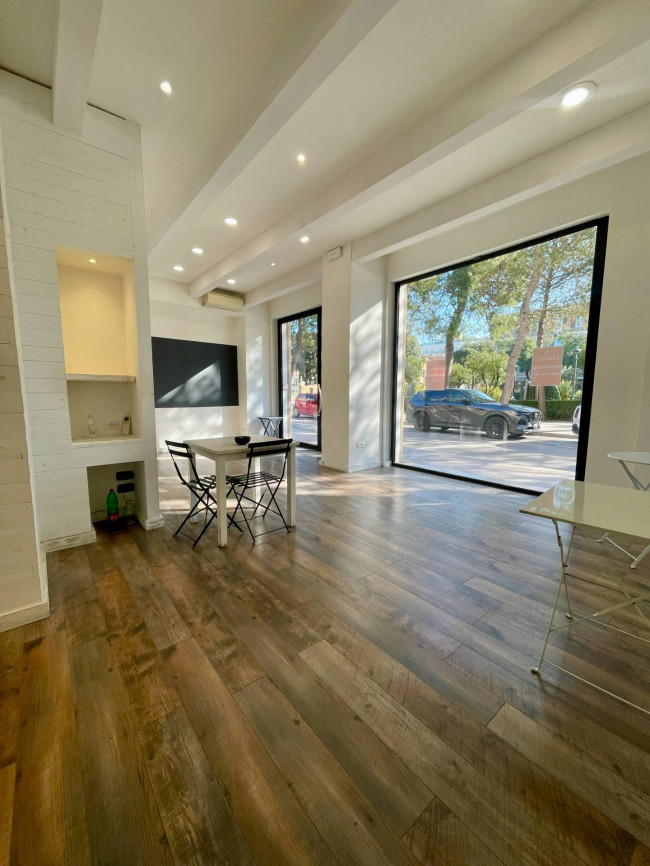 Locale commerciale in affitto a Civitanova Marche