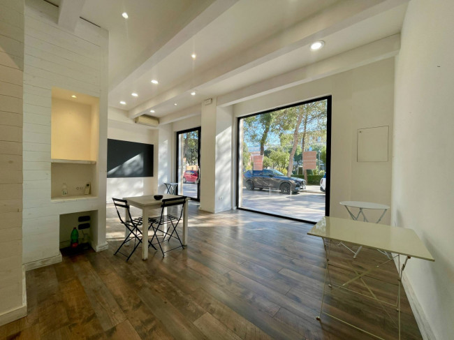 Locale commerciale in affitto a Civitanova Marche