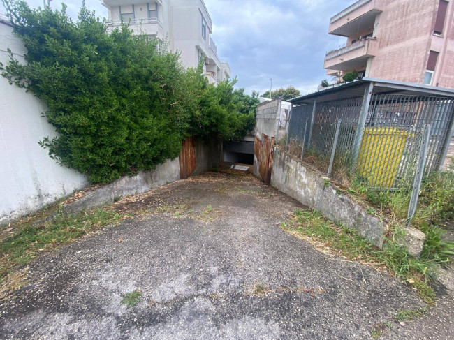 Box o garage in vendita a Nettuno
