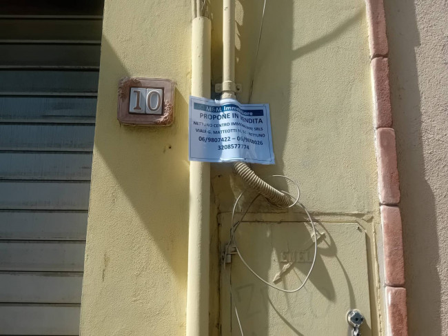 Locale commerciale in vendita a Nettuno