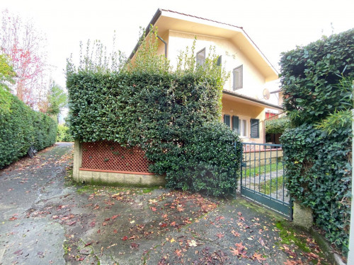 <strong>Semi-detached house in Sale</strong><br />Forte dei Marmi