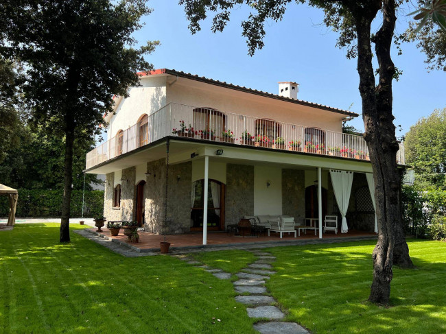 Villa Bifamiliare in affitto a Forte dei Marmi