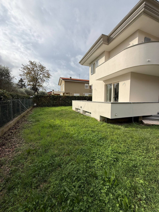 Semi-detached house for sale in Pietrasanta