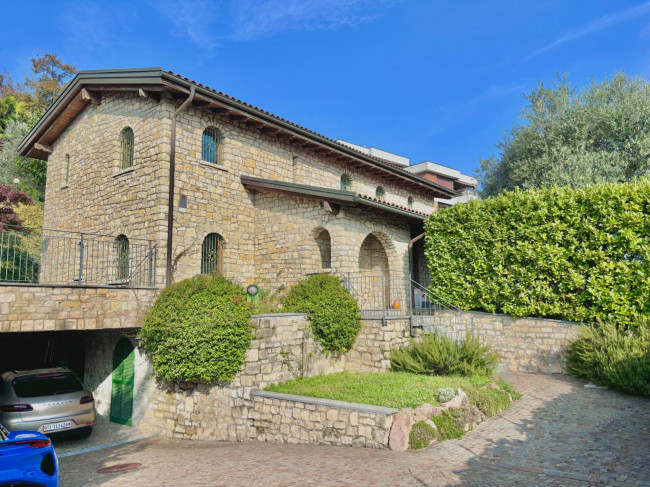 Casa / Villa in vendita a Collina d'Oro
